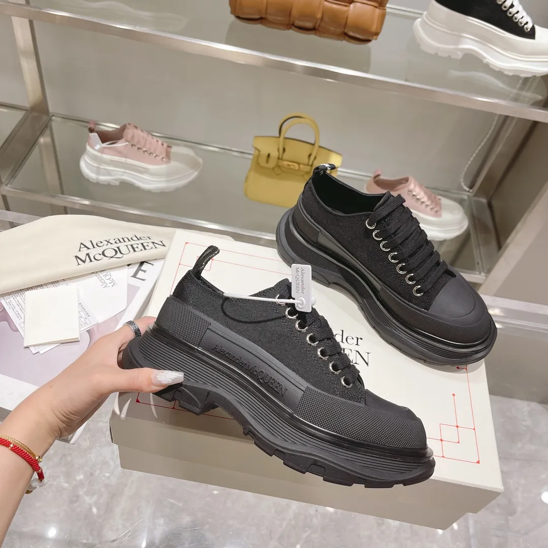 👟👟Ex-factory price 480👟👟 Hot item. Official website new colors factory direct sales! The latest version of Alexander McQueen's men's and women's couple's model is a hit👑Purchasing agent version. Original version 1:1. Fabric: original imported waterproof canvas. Lining: imported water chestnut sheepskin, strong, stain-resistant and breathable. Insole: Imported silk lining Outsole: T👟👟Ex-factory price U several layers of original combination sole (not an ordinary sole on the market) Packaging: Comes with original shoe box, cloth bag, certificate card Code number: 34-45